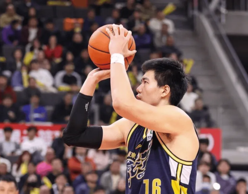 宝盈APP-焦泊乔全场8中6得到14分10篮板1助攻，其中7个前场板