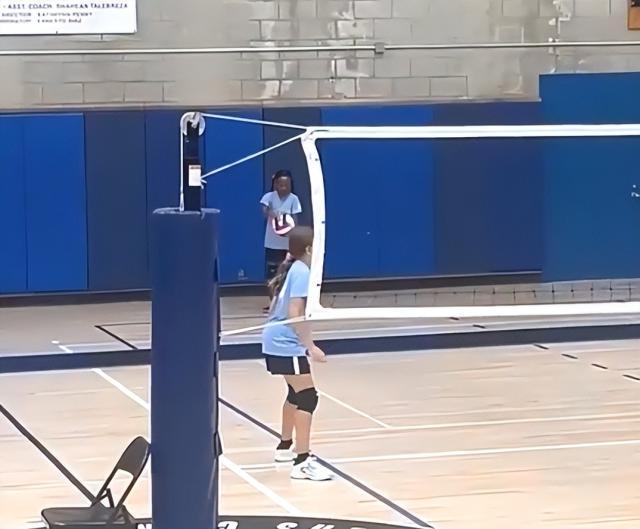 宝盈-天赋！詹皇9岁女儿打排球连续得分 老詹观战直乐